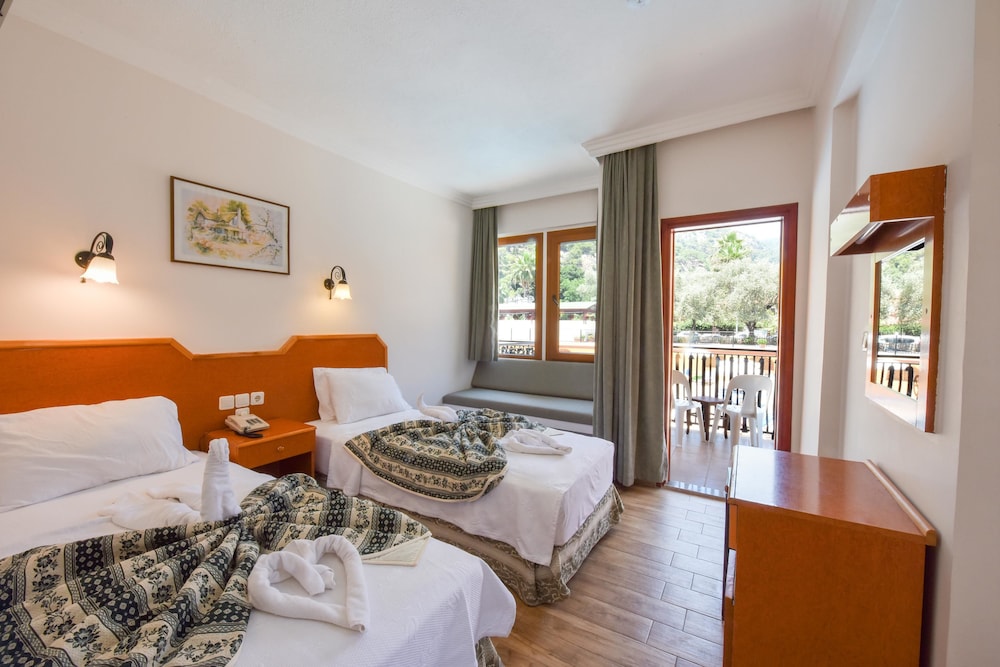 Belcehan Beach Hotel 7/34