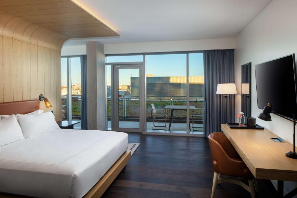 Junior Suite, King Bed, Sofa, Balcony, Accessible
