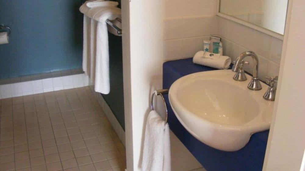Ocean Beach Hotel 44/45