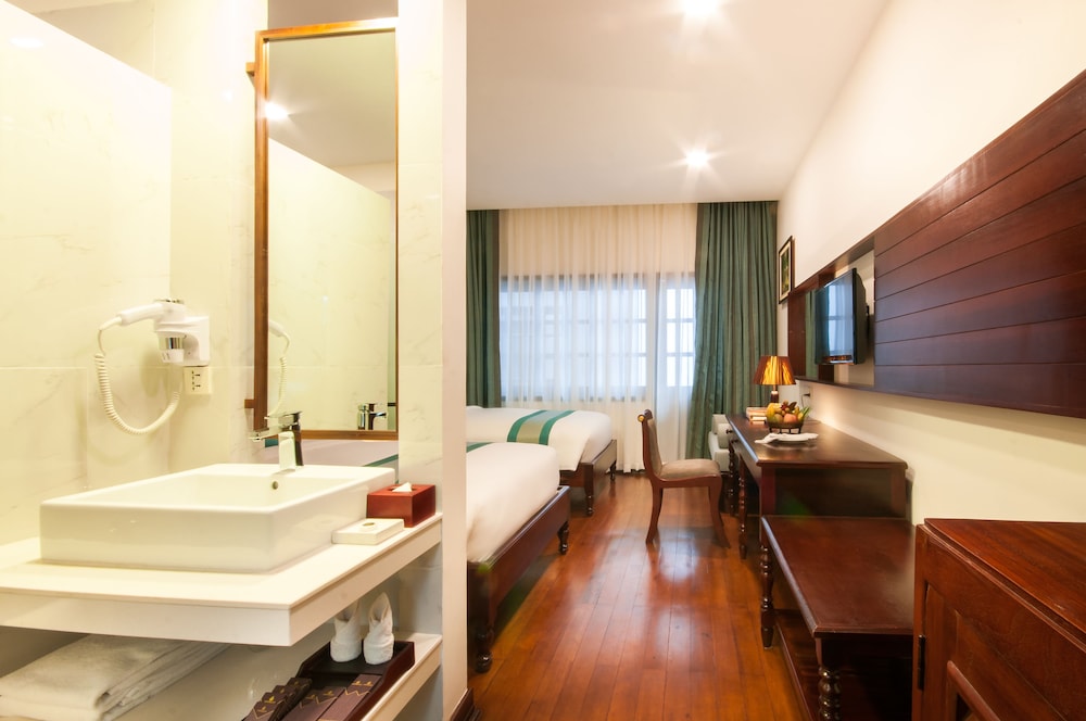 Lotus Blanc Hotel 59/71