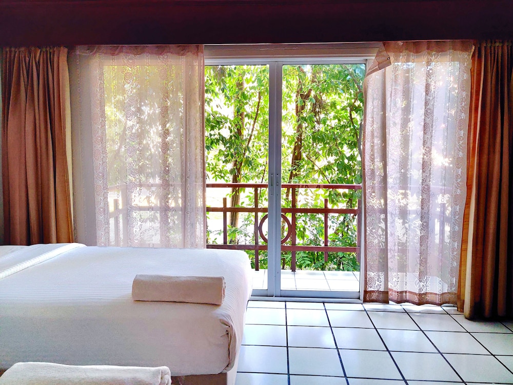 Thongpaeka Hotel 18/50