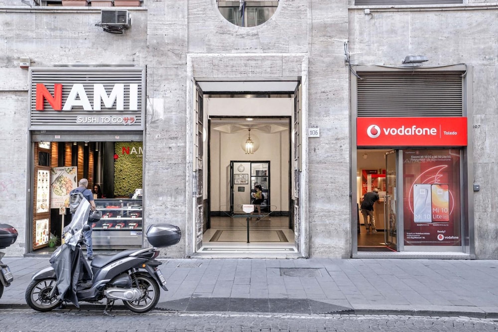 Piazza Carita 39/49