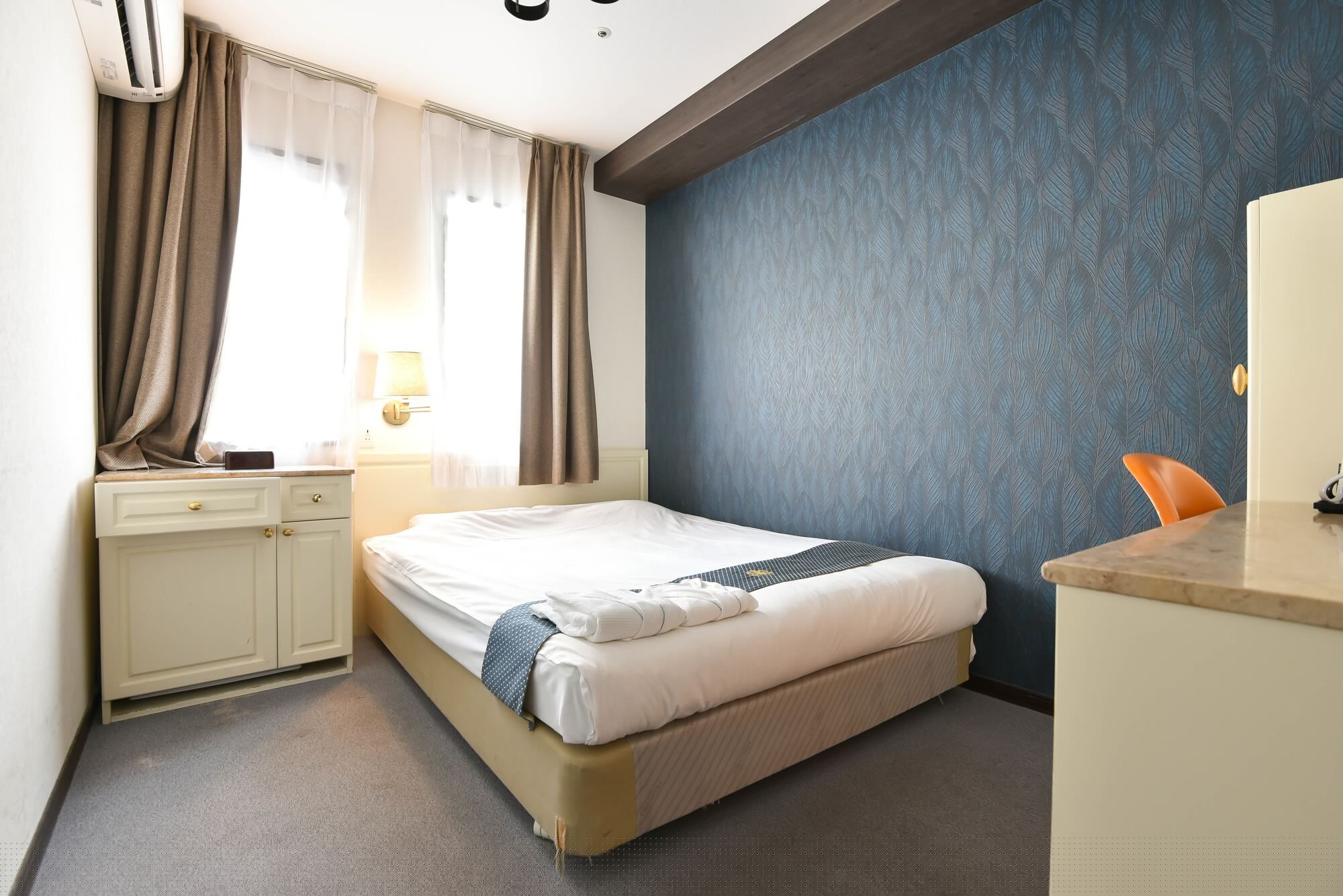 ROOM, DOUBLE BED