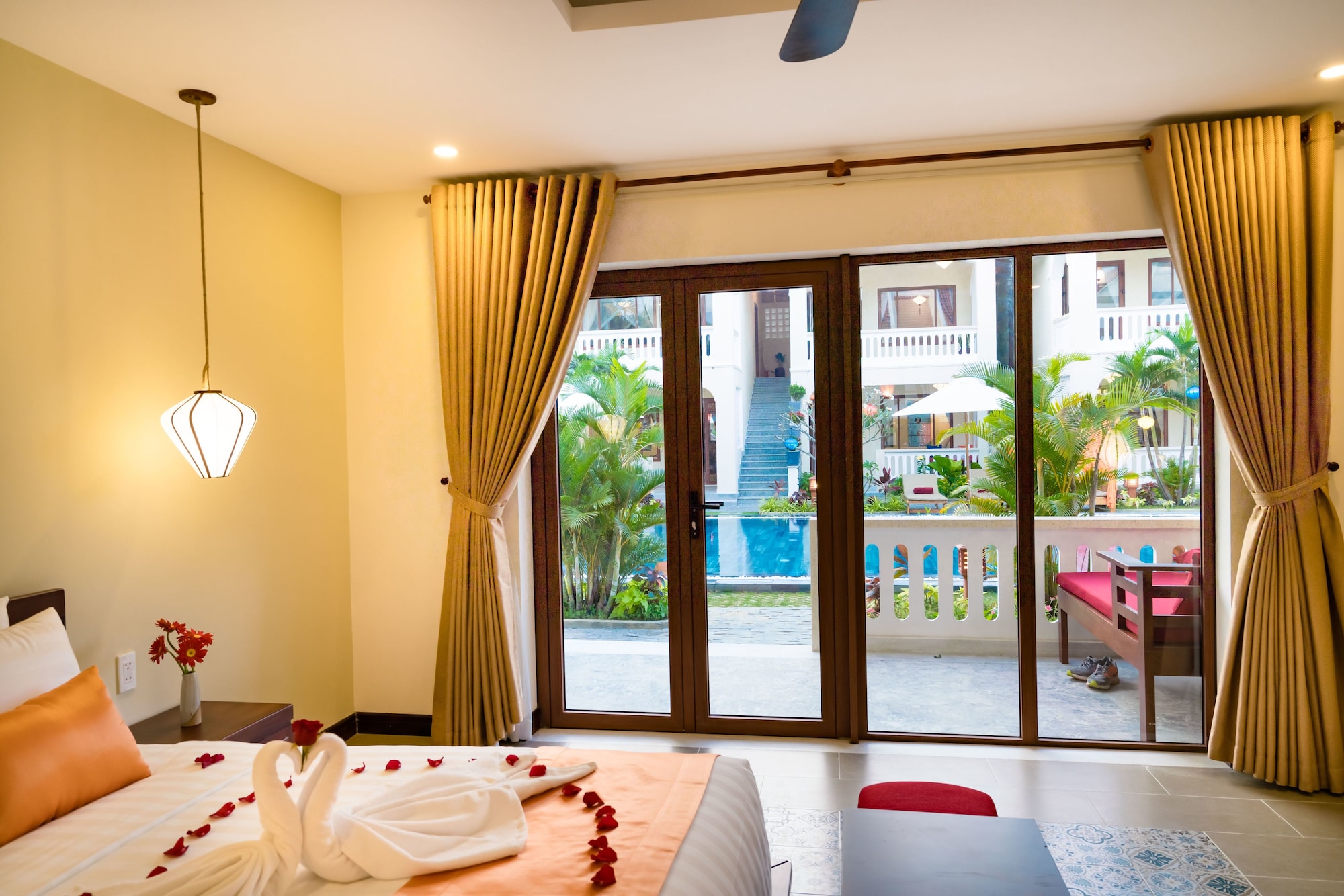 DELUXE, KING BED, POOL VIEW