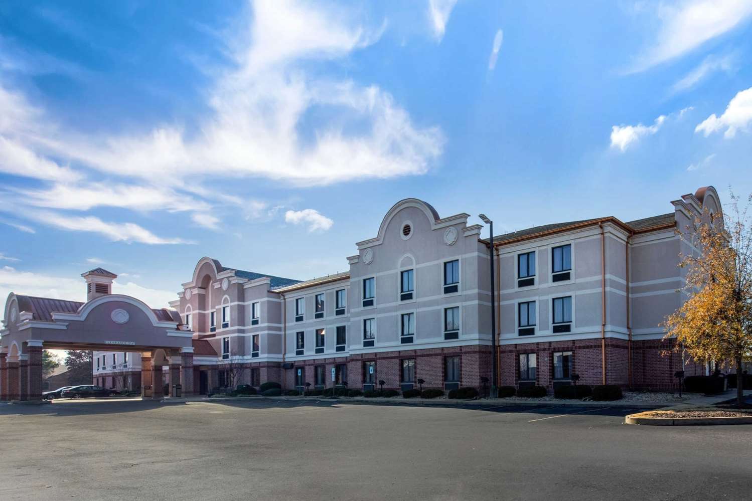 COMFORT INN AND SUITES AIRPORT - AMERICAN WAY photo4