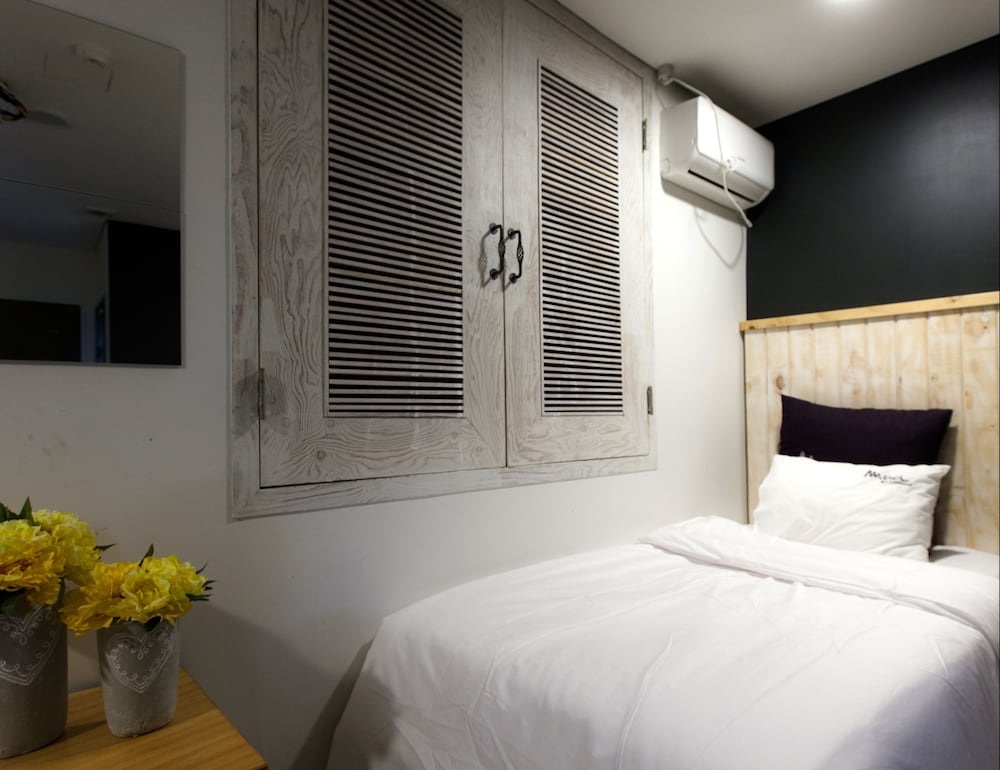 Hotel Merci 12/69