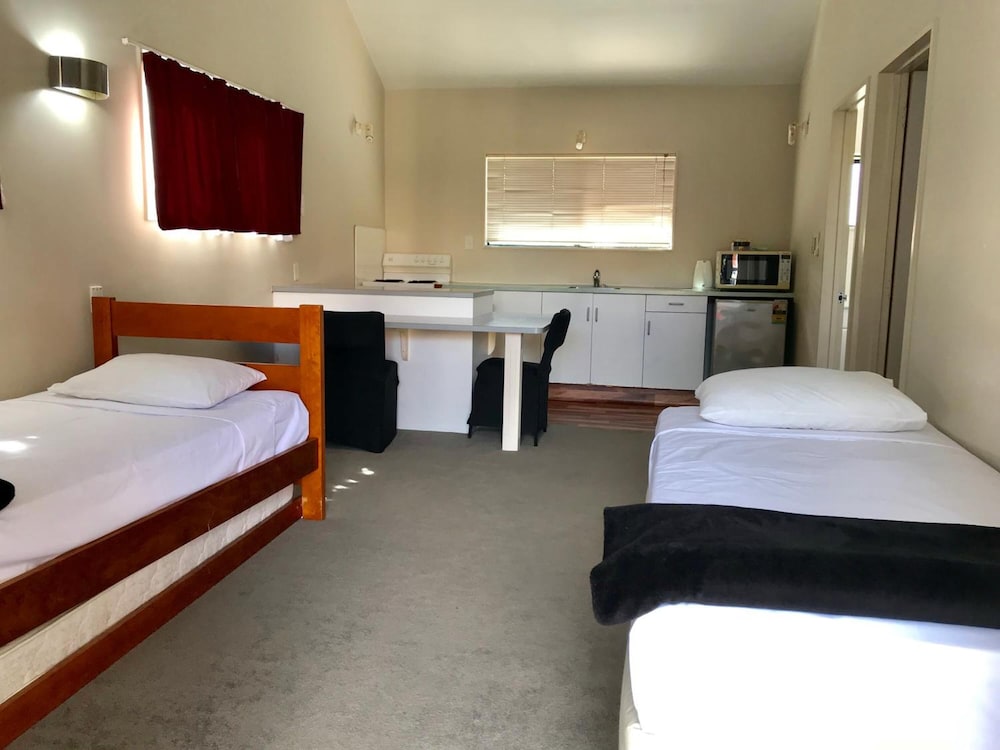 RAYLAND EPSOM MOTEL 6/36