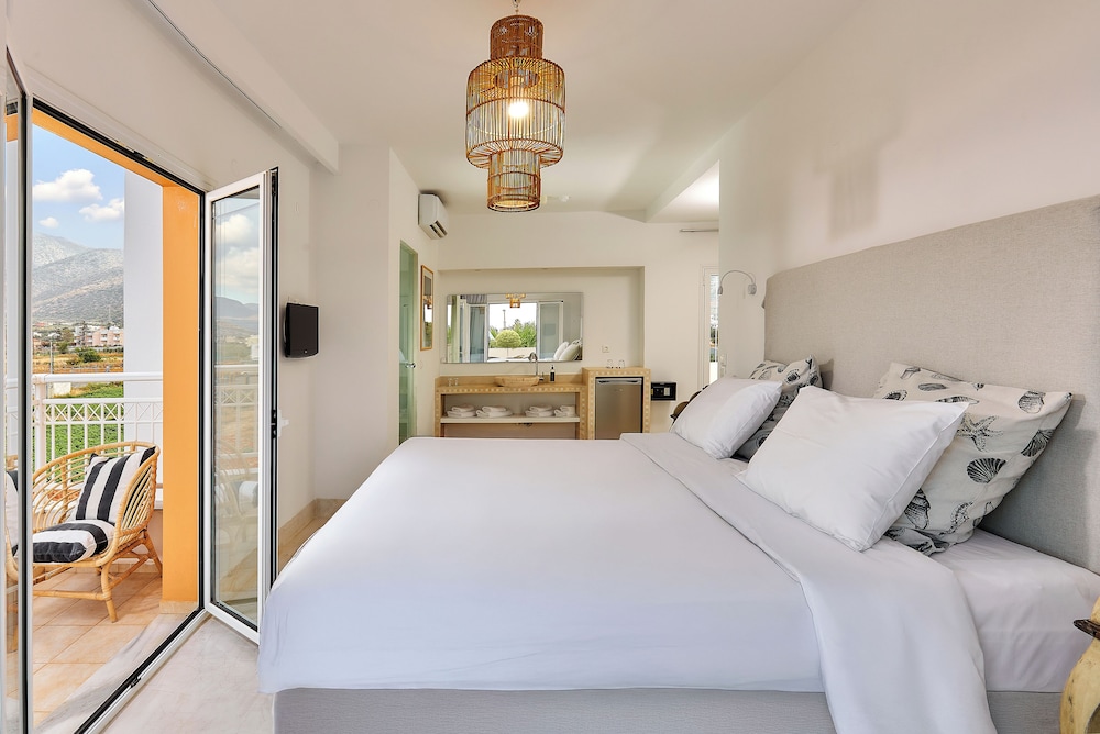 Sirens Beach Hotel 24/77
