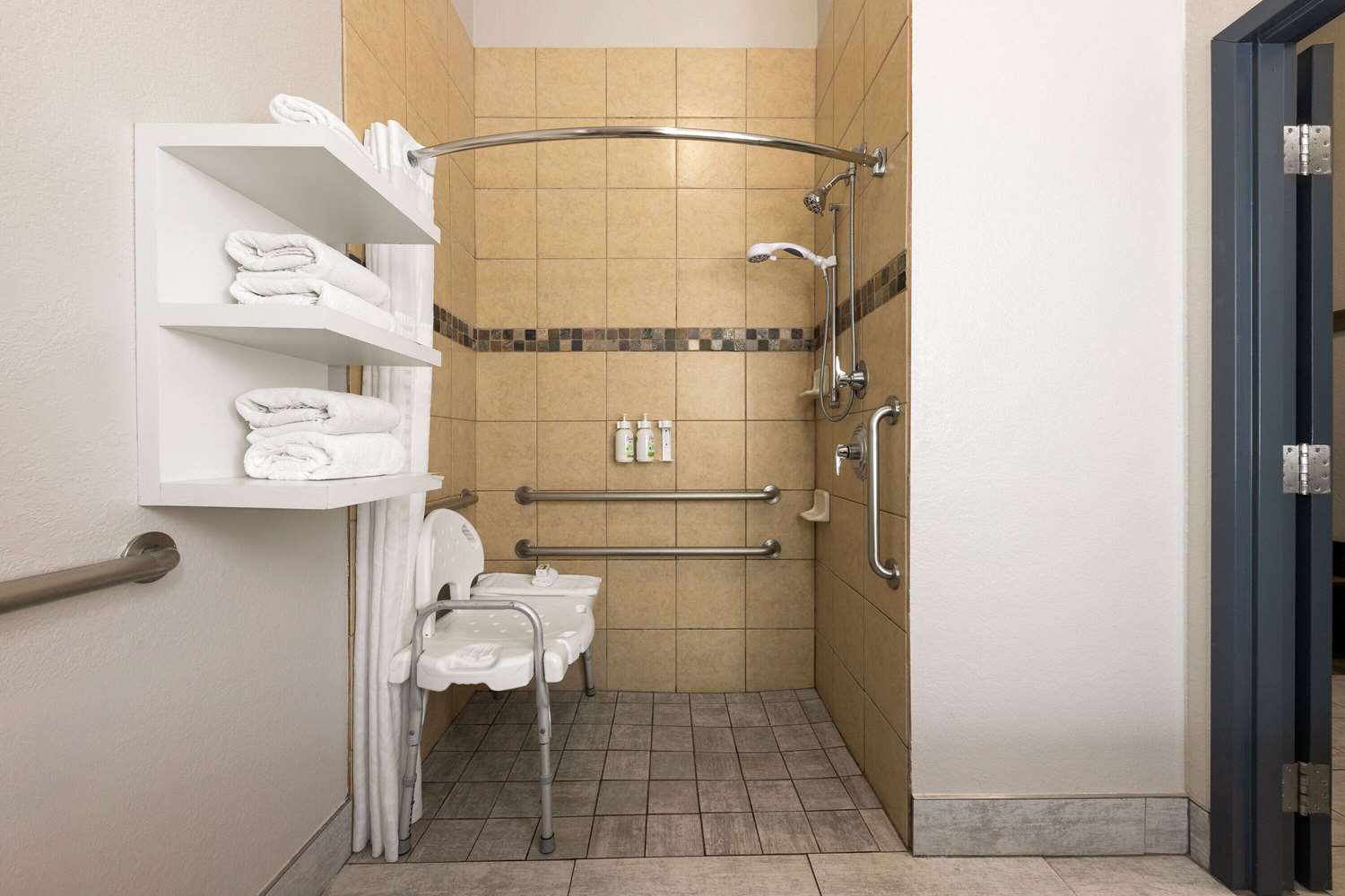 La Quinta Inn & Suites by Wyndham Ft. Worth - Forest Hill TX 49/49