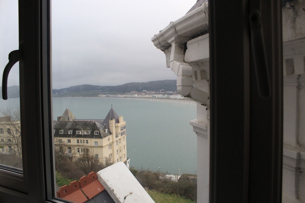 Headlands Hotel 29/33