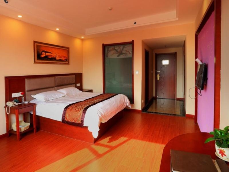 Greentree Inn Jiujiang Railway Station QianhongXiang Hotel 41/68