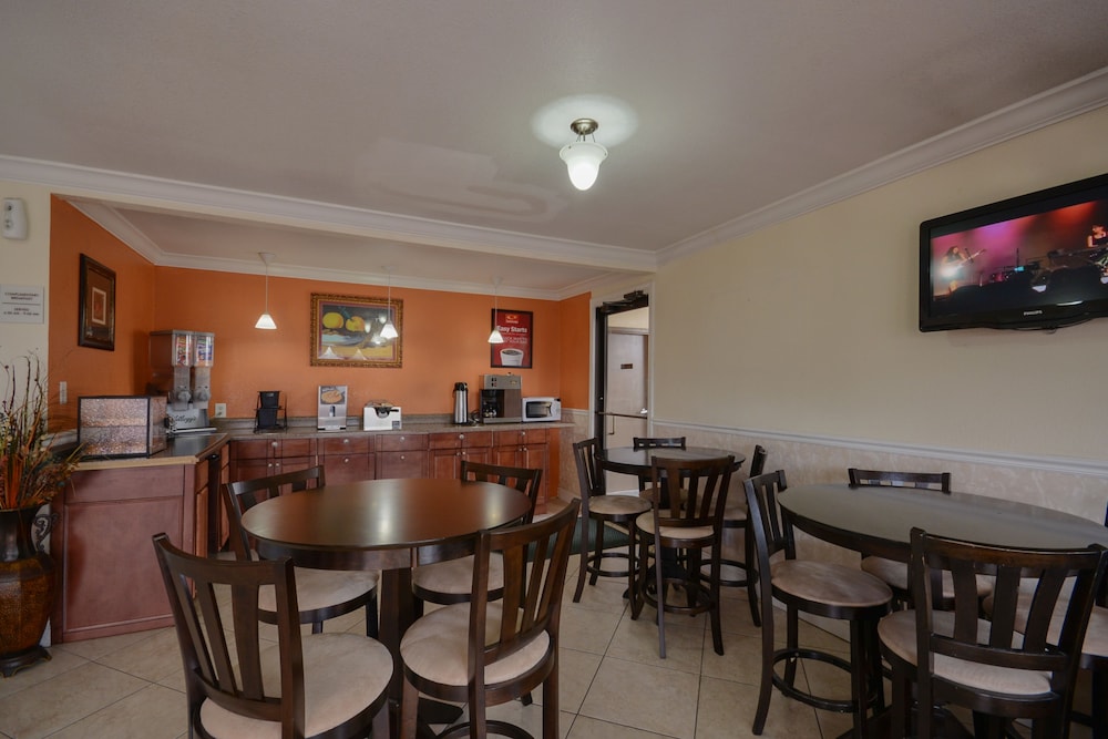 Econo Lodge Lake Charles University Area 37/48