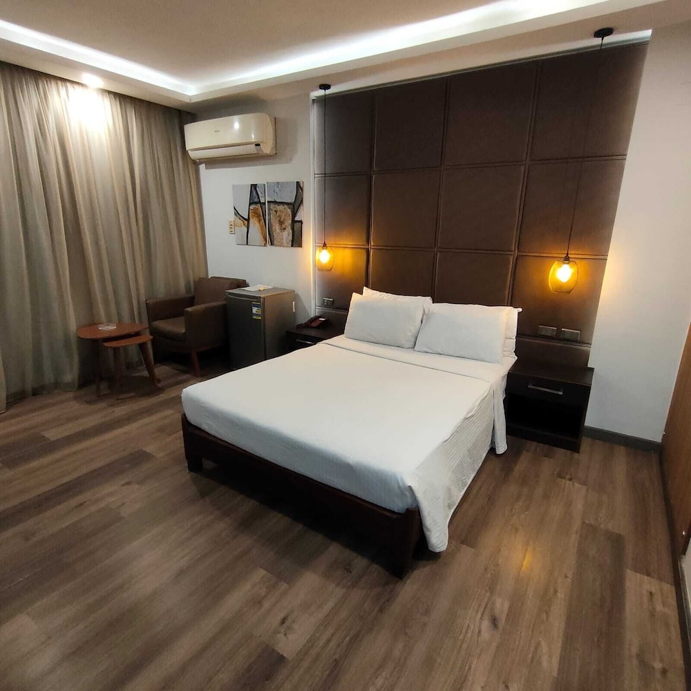 Pearl Hotel 13/39