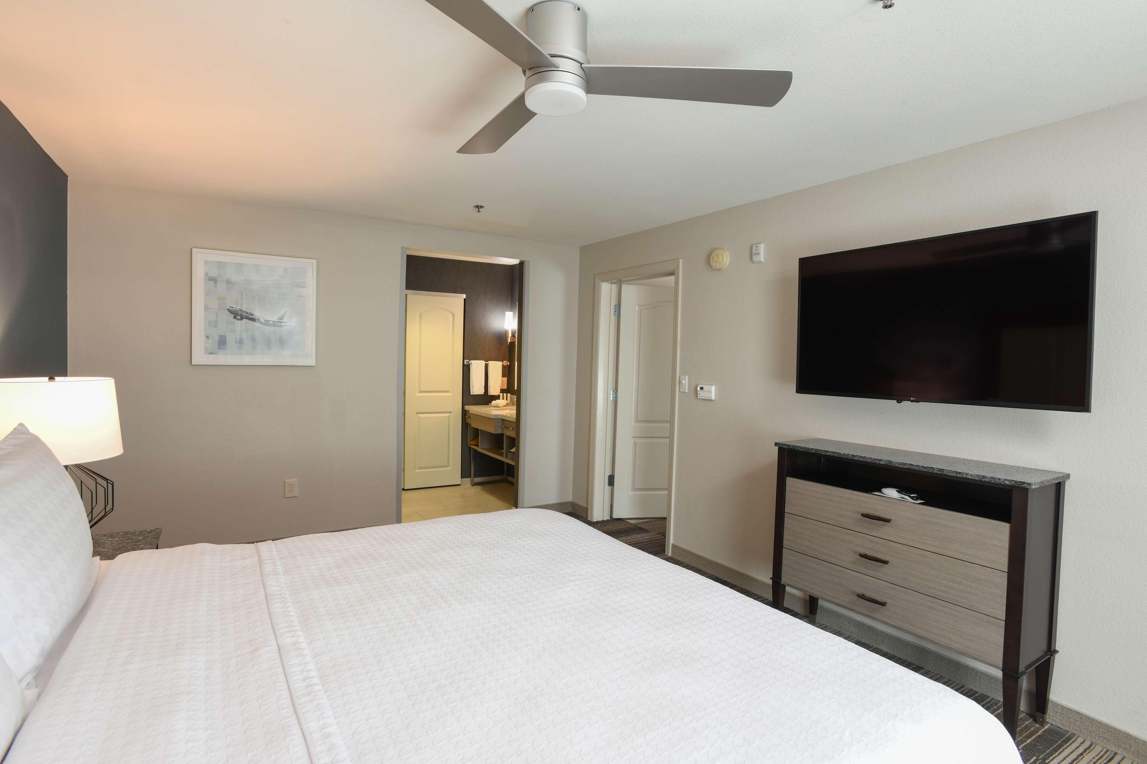1 Bedroom, Suite, King Bed, Kitchen