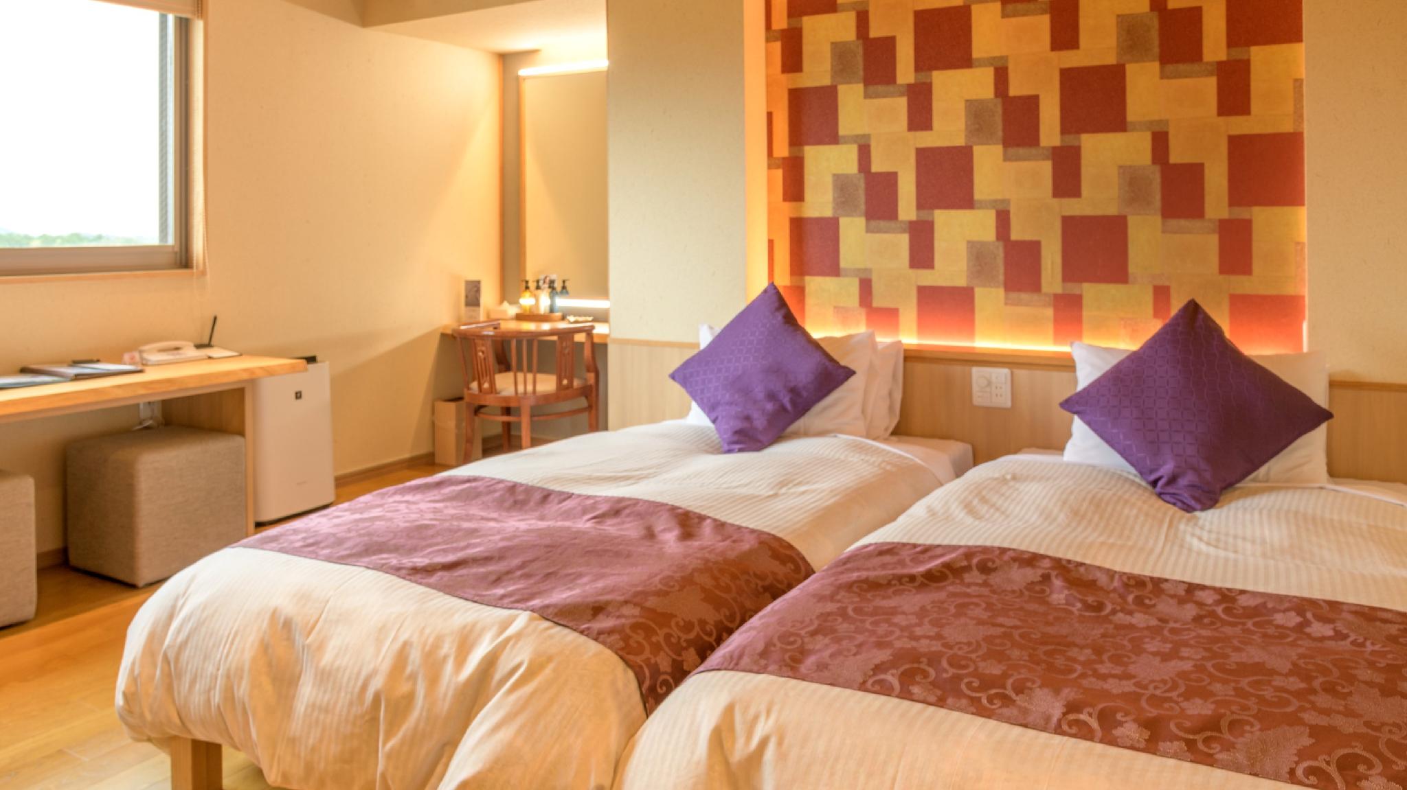 Moderate, Twin Beds, Hillside View, Mountain View