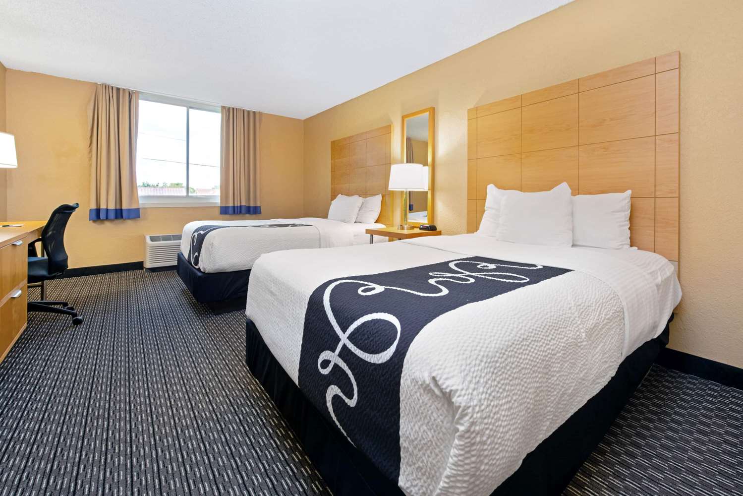 La Quinta Inn & Suites by Wyndham Coral Springs South 10/30