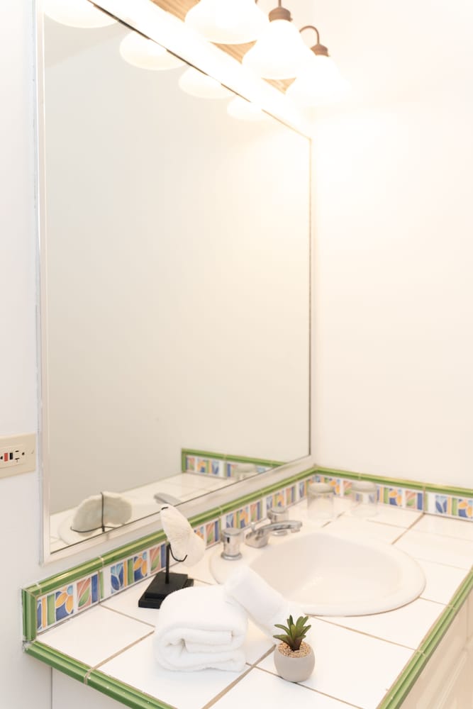 Villa Montana Beach Resort 33/75