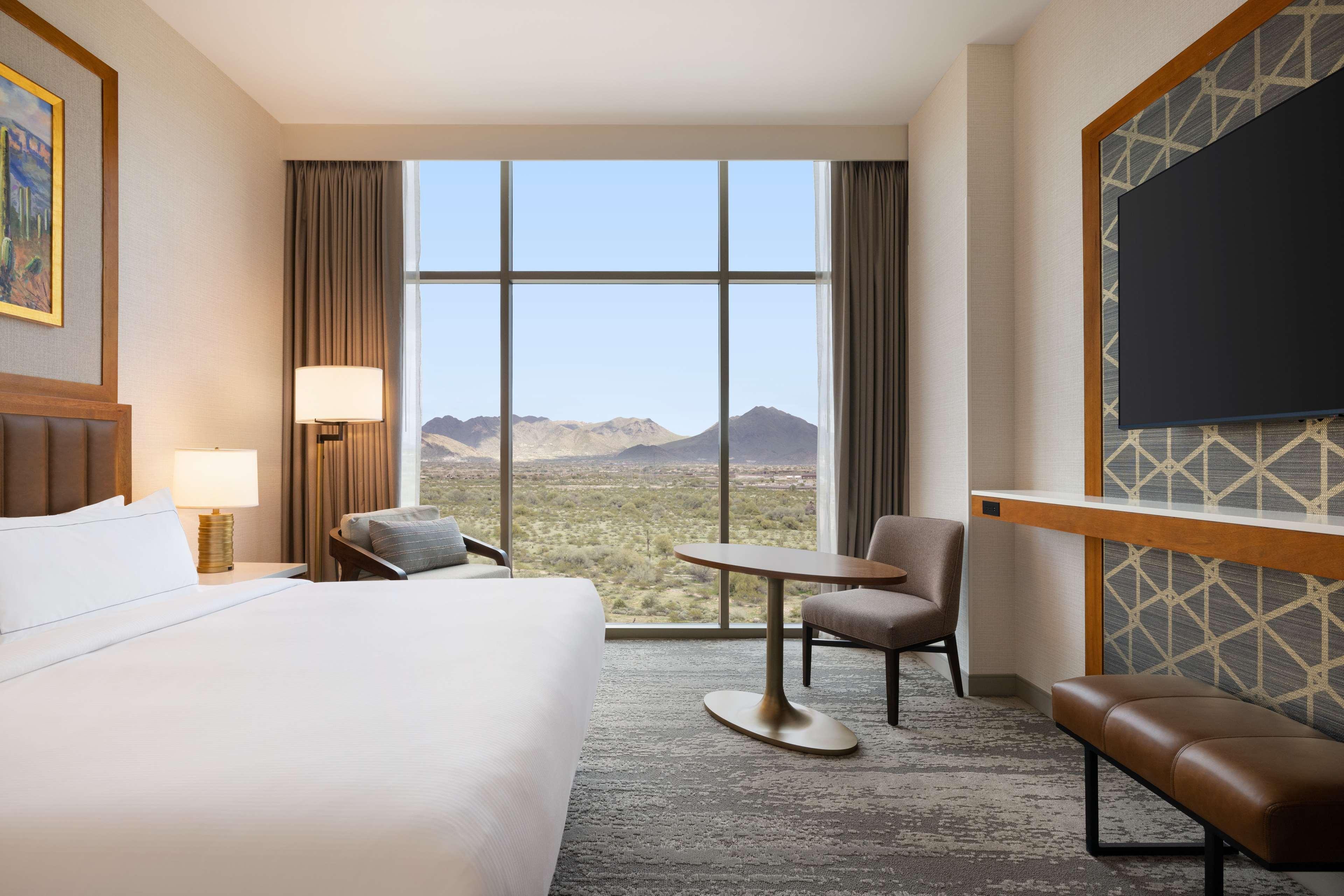 1 Bedroom, Pinnacle, Suite, King Bed, Mountain View, Balcony