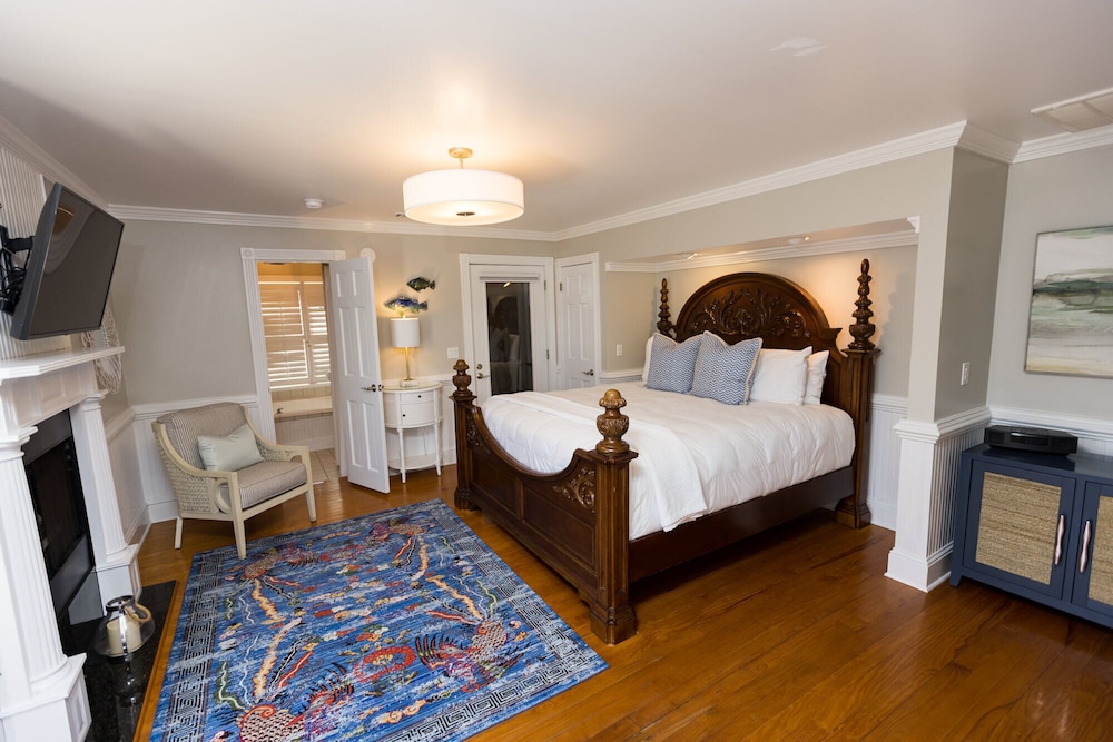 The Burrus House Inn Waterfront Suites 10/50