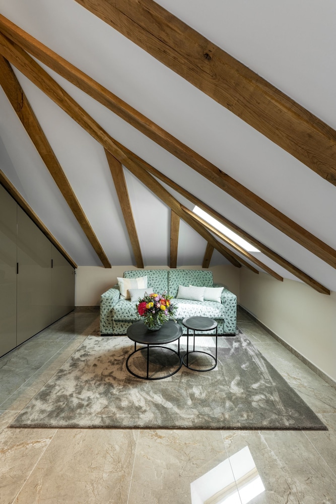 Sea Rocks Residence 3/40