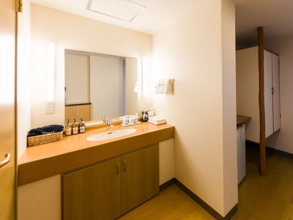 غرفة يابانية بفرشتي فوتون بشرفة للمدخنين، Livemax Resort Kawaji 2/2