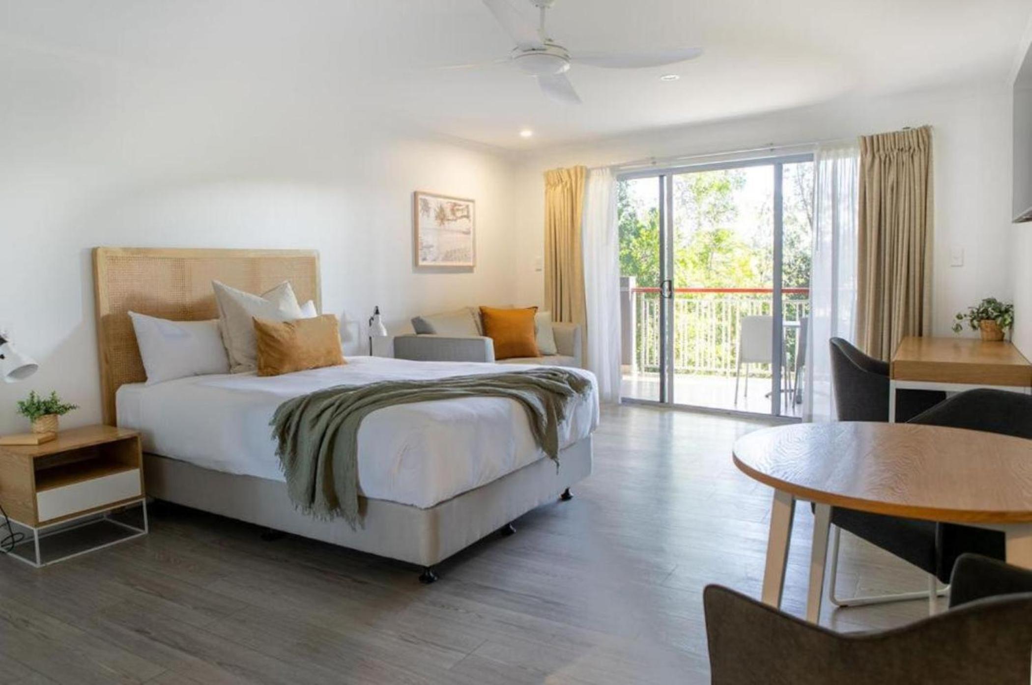 ROOM, QUEEN BED