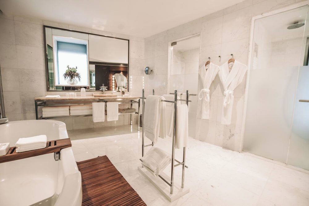 SUITE, KING BED, OCEAN FRONT