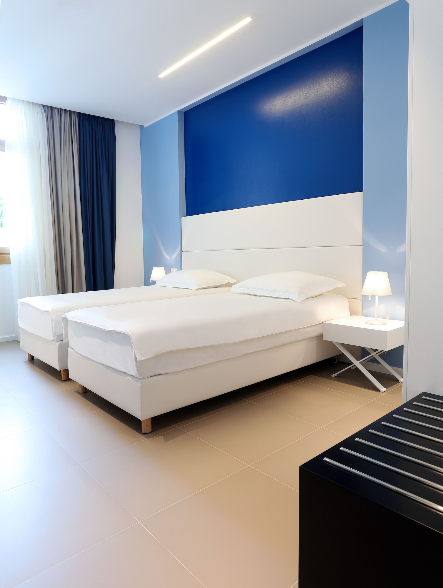 DELUXE, TWIN BEDS