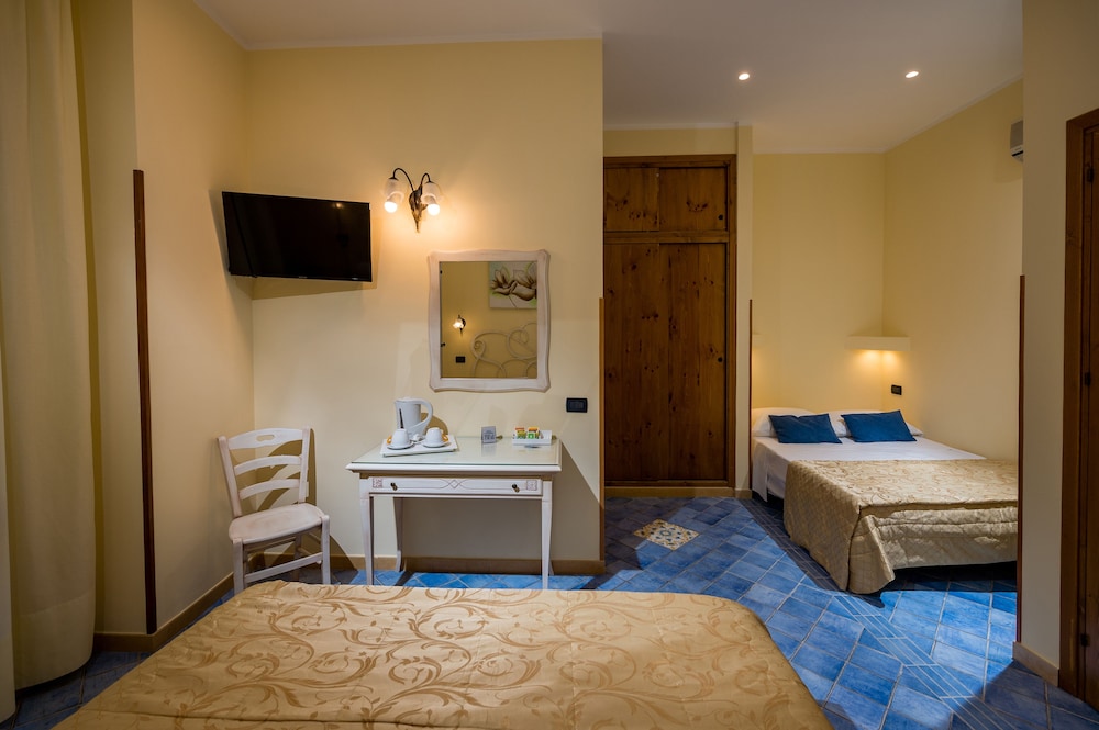 Classic, Quadruple, Double and Twin Beds, Patio, HOTEL CALA MARINA 2/3