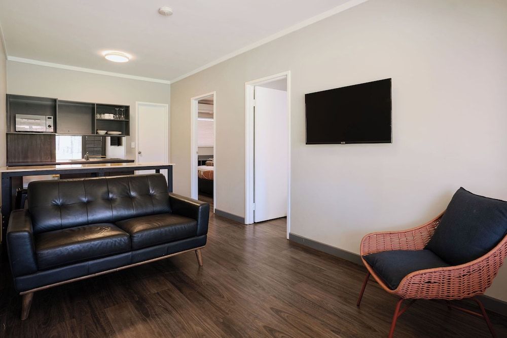 SEASONS HOTEL NEWMAN 34/44