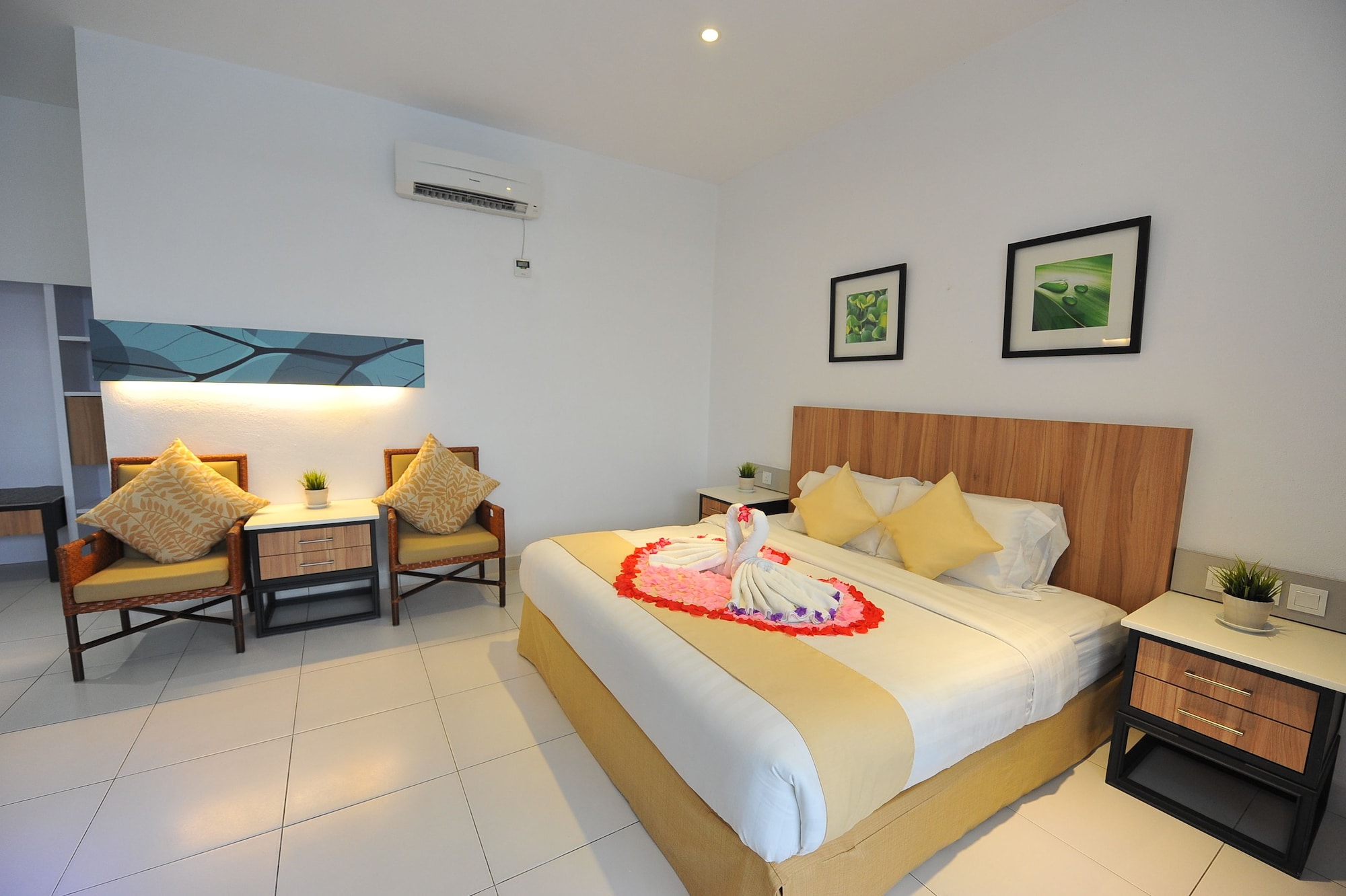 EXECUTIVE, SUITE