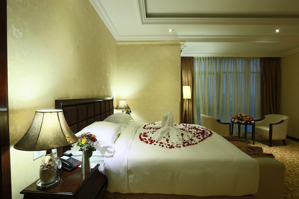 Capital Hotel And Spa 28/76