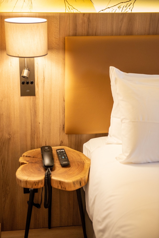 MERCURE HAN SUR LESSE 8/18