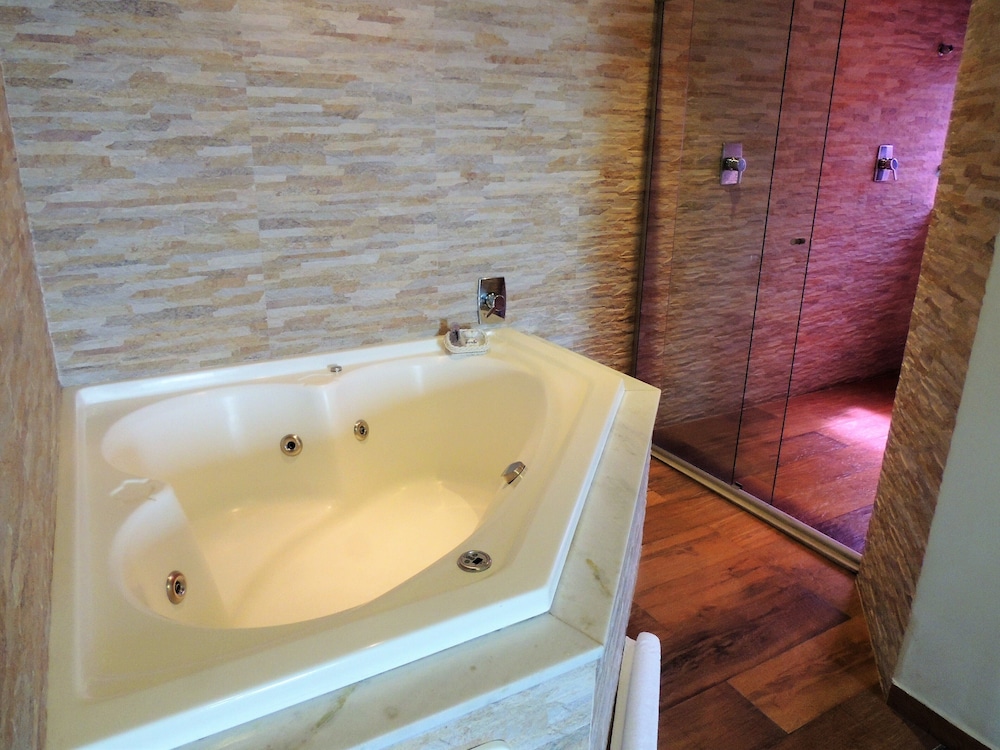 Mondrian Suite Hotel 81/82