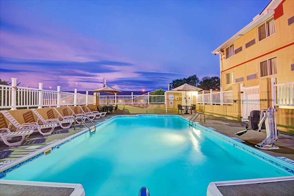 Super 8 By Wyndham Independence Kansas City 33/55