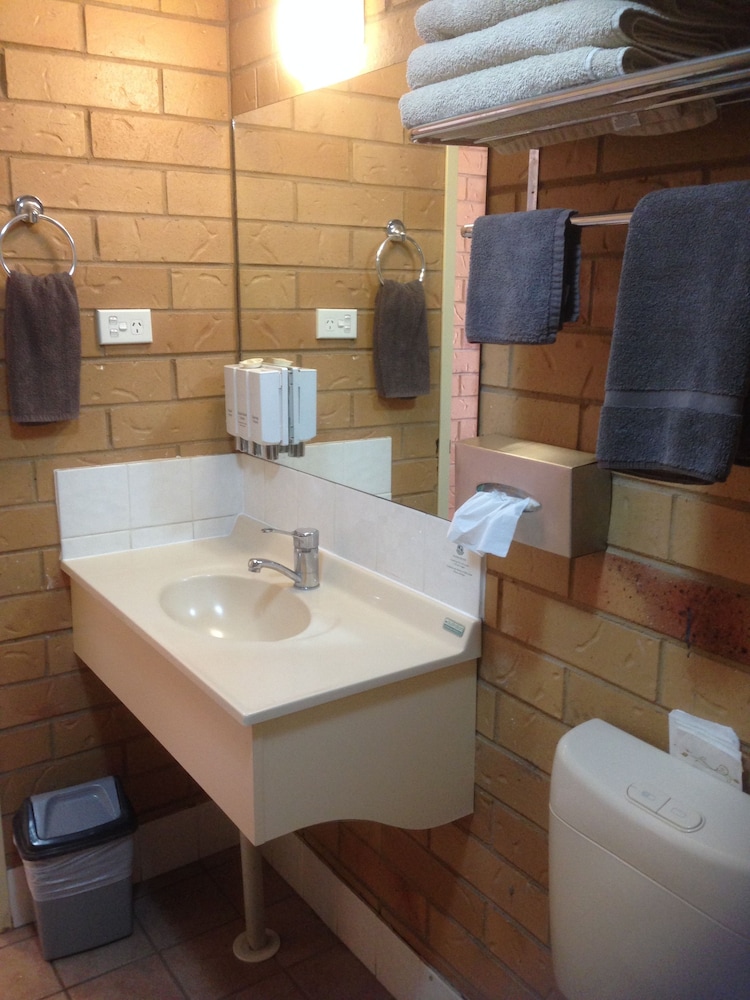 NORTH PARKES MOTEL 24/39