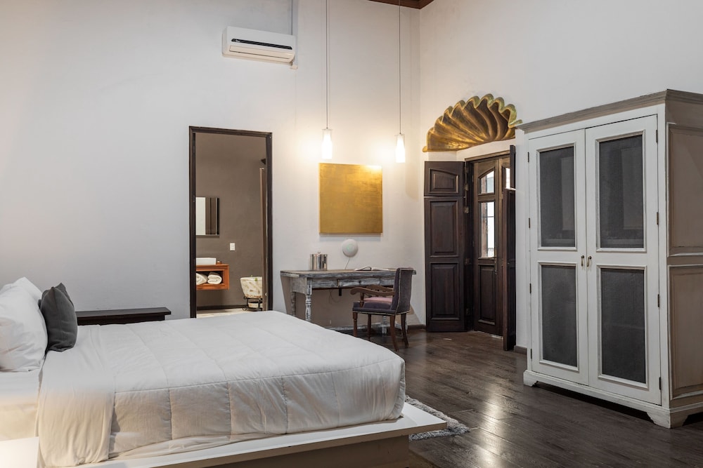 Meson de Santa Rosa Luxury Hotel 12/70