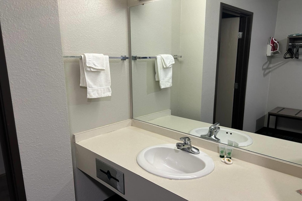 AmericInn by Wyndham Saint Ignace 54/56