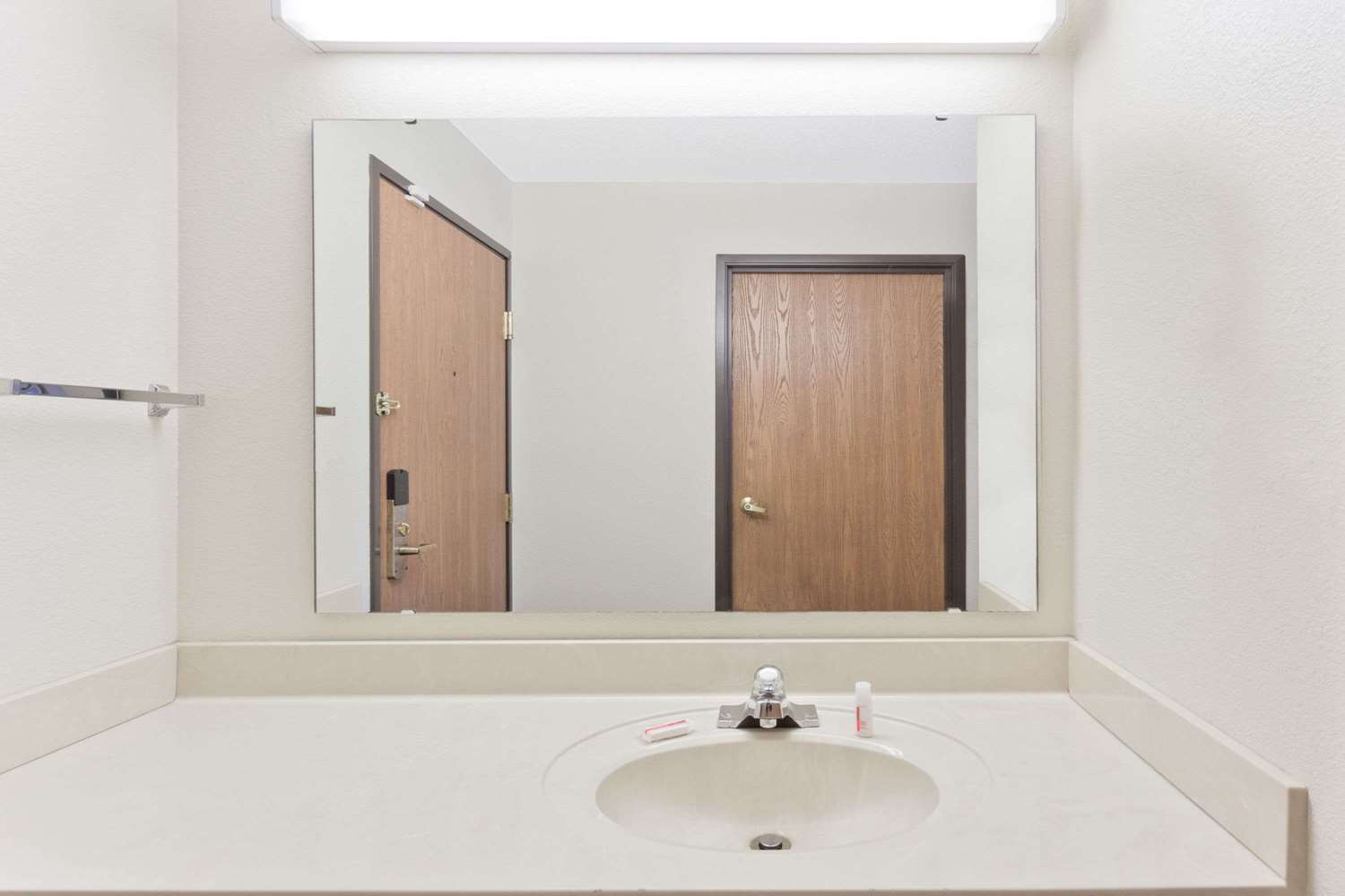 Super 8 by Wyndham Cloverdale IN 4/10