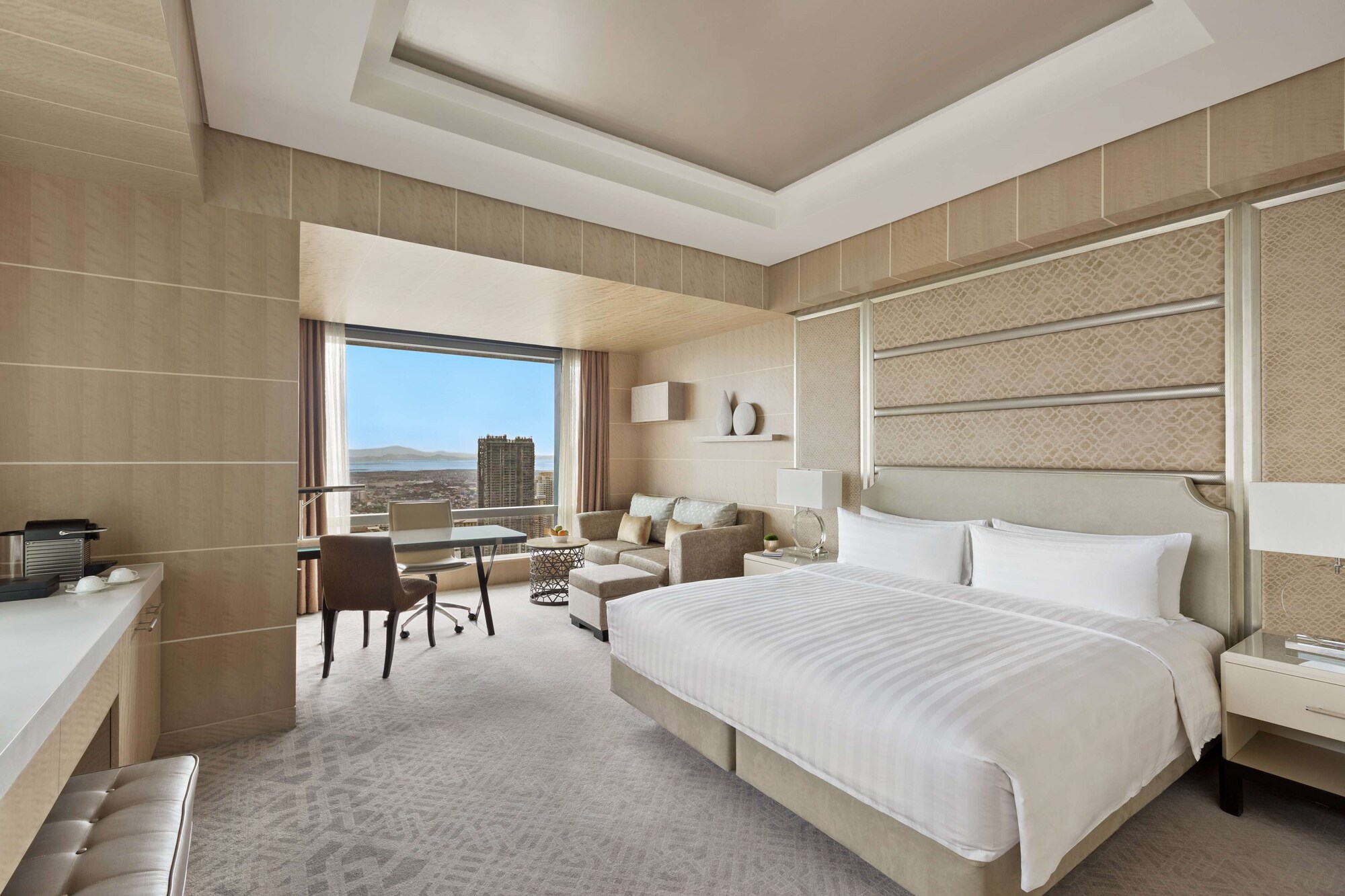 DELUXE, KING BED