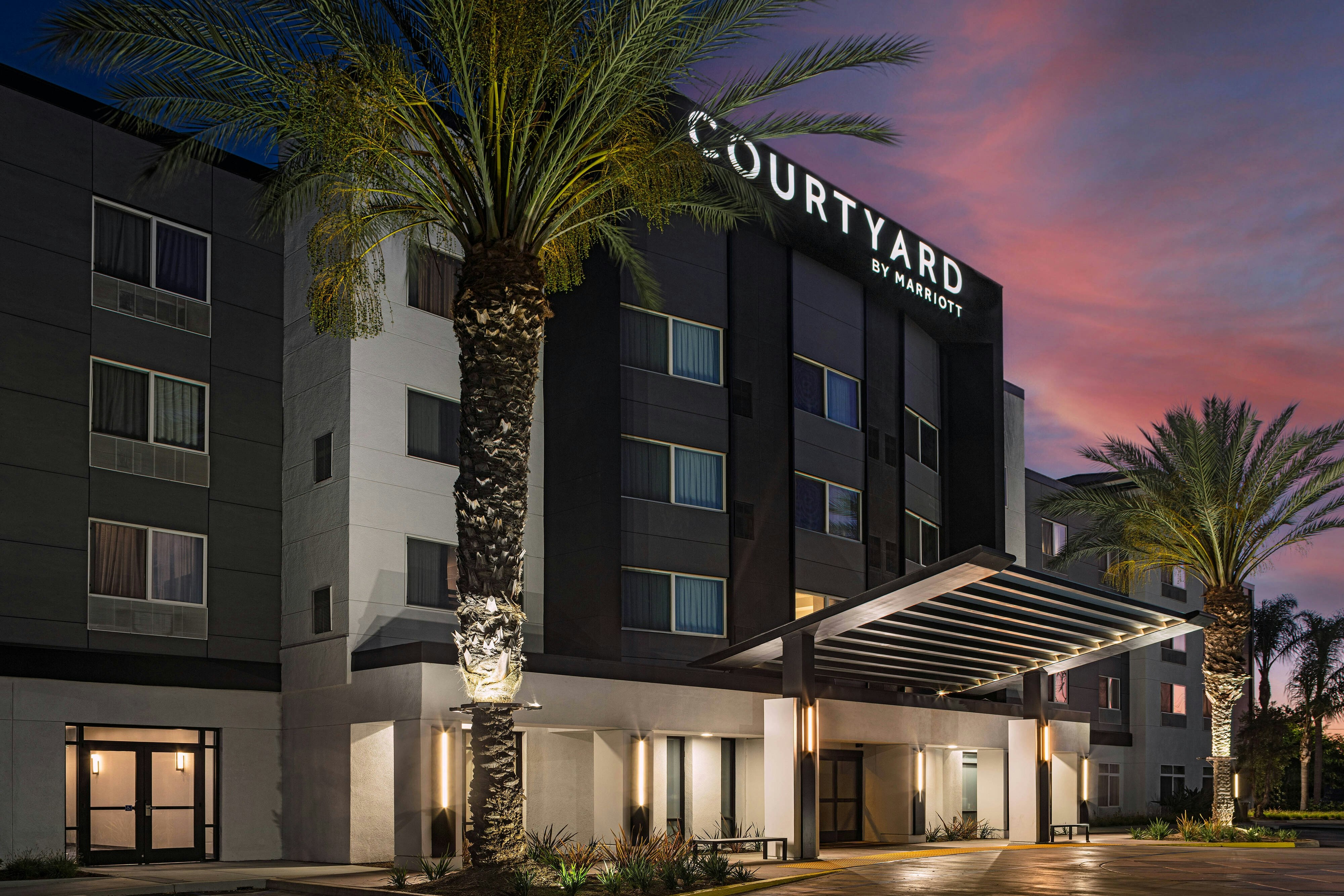 Courtyard By Marriott Anaheim Resort Convention Center 1/17