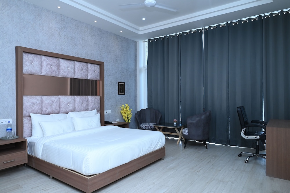 SPT Clarks Inn Suite Mandi 8/22