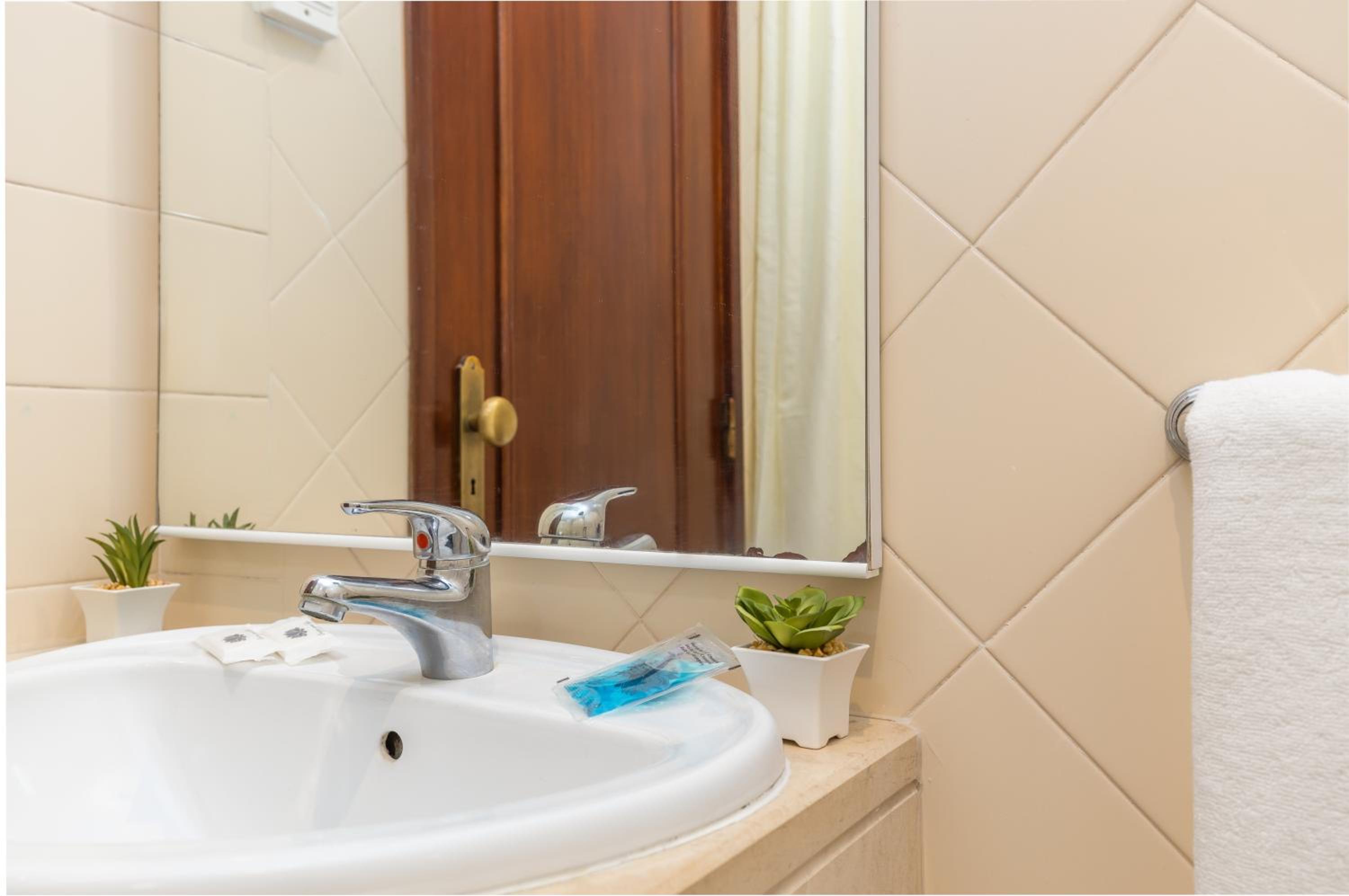 HOTEL RESIDENCIAL COLIBRI 47/50