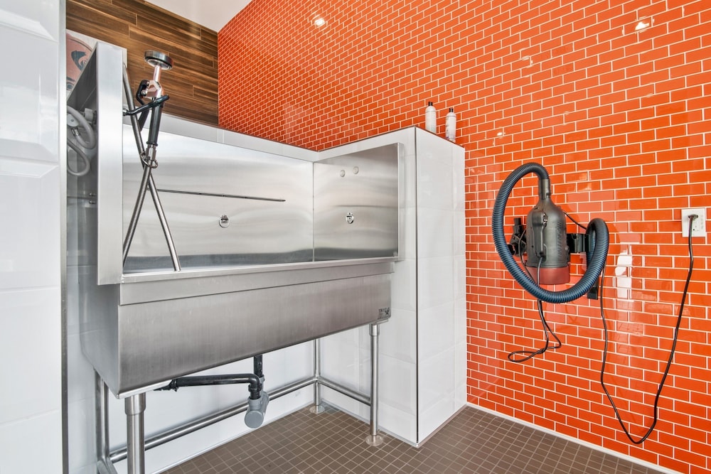 Global Luxury Suites in Menlo Park 50/50