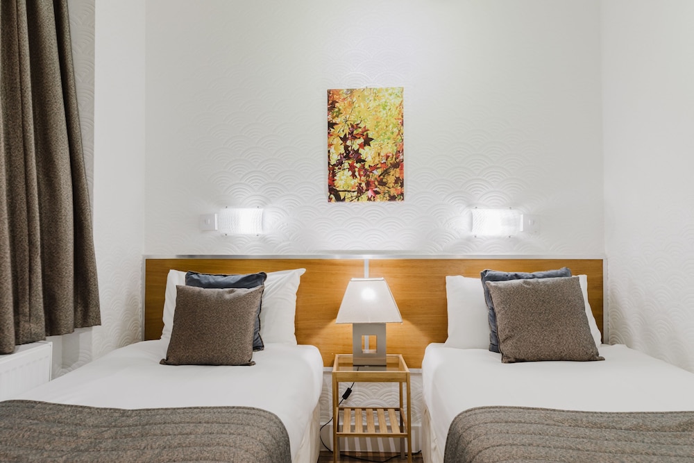 Falcon Hotel 40/50