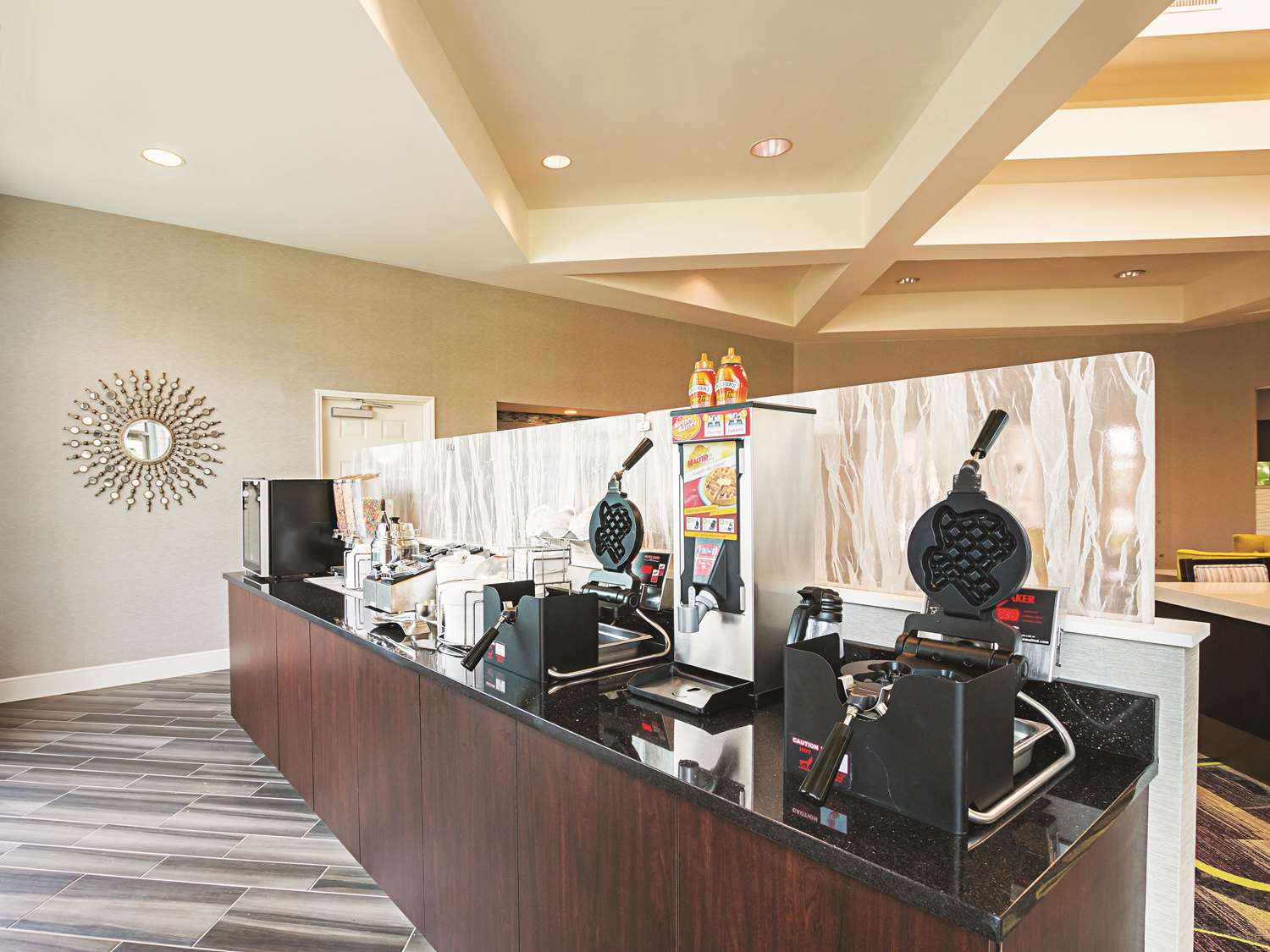La Quinta Inn & Suites by Wyndham Fort Worth City View 8/48
