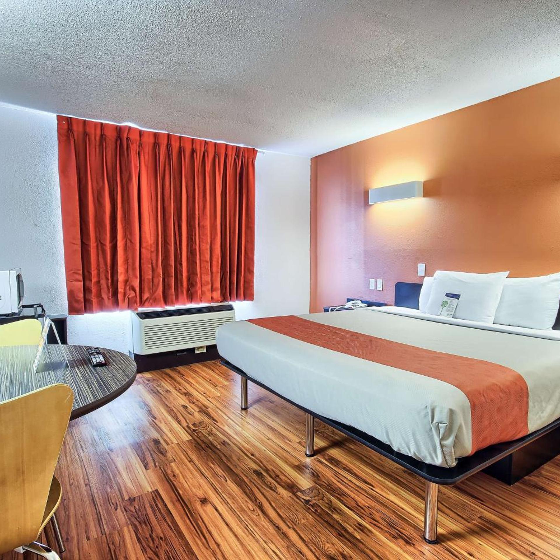 ROOM, KING BED