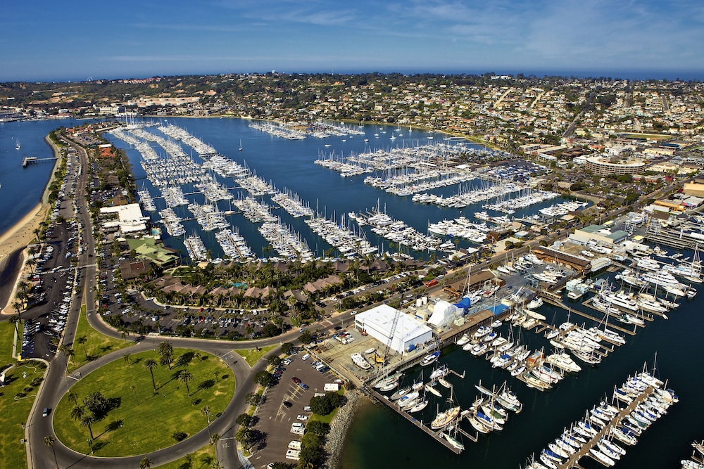 Bay Club Hotel & Marina 62/65