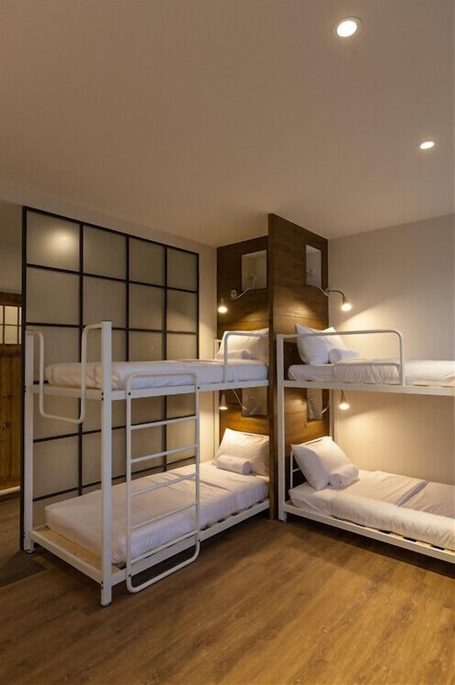 Female Dorm, 6 People