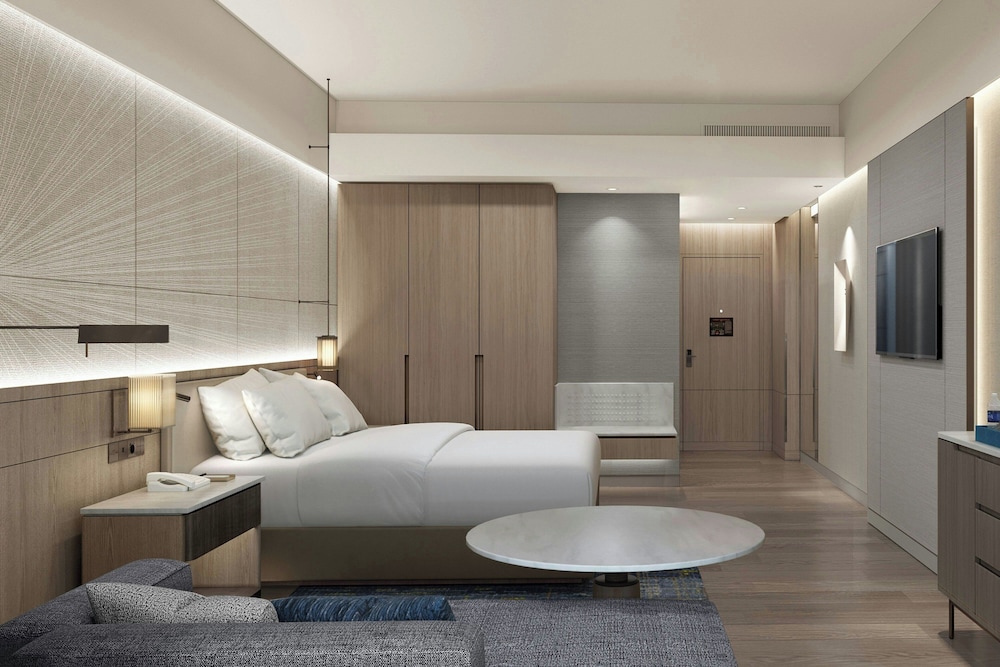 FAMILY SUITE, KING BED, CITY VIEW